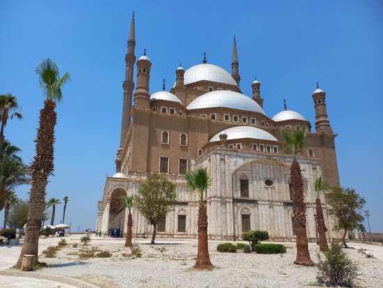 In der großen Moschee der Zitadelle trafen sich gerdade die Muslime zum Gebet. Ich war nur in der Nähe der Tür und wurde grob weitergejagt. Da ich kein Wort von dem Gebet des Imams verstand, fiel mir nur der Ton auf. Ich war ja schon öfters in muslimischen Gegenden und manchmal klingen die Gebete auch sehr melodisch, aber dieser Mann schrie irgendwie eine halbe Stunde wütend auf die Gläubigen ein. Es wäre echt mal interessant gewesen, was ihn so wüted gemacht hat...