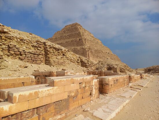 Die berühmte Stufenpyramide von Saqqara wurde für den König Djoser, ca. 2700 vor unserer Zeitrechnung erbaut. Sie ist die älteste Pyramide. Sie ist übrigens, anders als die anderen Pyramiden in ihrer Grundfläche nicht quadratisch.