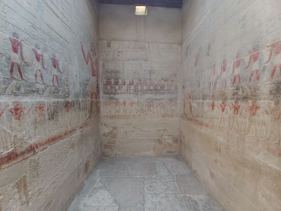 In den Tempeln und Grabkammern um die Saqqara-Pyramiden findet man wunderschöne, teils noch farbige Wandgemälde und Reliefs.