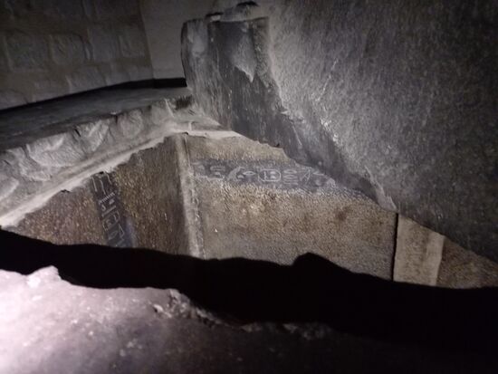 Mit etwas Mut in der dunklen Grabkammer in den Sarkophag leuchten - Auch der ist recht hübsch.