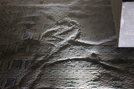 Ein Mann zeigte uns die "Magik in einer der Grabkammern. Wenn man von der Seite an eine ansonsten schön gestaltete Wand mit der Taschenlampe (oder früher der Fackel) leuchtet, sieht man weitere Bilder.