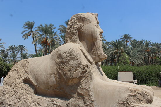 1912 fand man, dass etwas steiniges aus Alabaster aus einem Sandhügelherausschaute. Nach einiger Zeit entdeckte man, dass dies der Schwanz der Alabastersphinx von Memphis war.