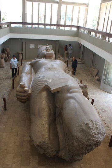 Um die Kolossalstatue von Ramses II wurde mitlerweile ein Gebäude gebaut.