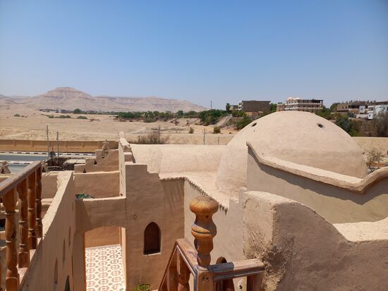 Vom Dach die Aussicht in Richtung Tal der Könige