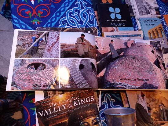 Ein Fotoalbum über den Bau des nubischen Hauses