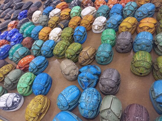 Mein Sohn wollte nach dem Tal der Könige noch etwas shoppen, also sagten wir unserem Fahrer, dass er bitte doch noch kurz an einer Alabasterfabrik halten sollte.