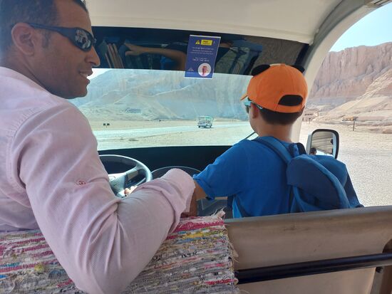 Wie schon im Tal der Könige wurde mein Sohn gefragt, ob er den "Bus" zum Tempel lenken möchte (gegen ein kleines Trinkgeld) - und der wollte natürlich.
