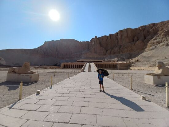 Hatschepsut war eine weibliche Pharaonin, die sich selber die Macht über Ober- und Unterägypten nahm. So etwas war einmalig. Anfangs ließ sie sich in Malereien und Statuen noch als Frau darstellen, änderte das aber später.