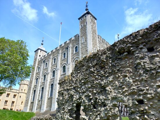 Eigentlich nicht auf unserem Plan stand der Tower of London. Aber vor unserer Reise las mein Sohn das Buch "Gangsta Oma", in dem ein Junge mit seiner Oma in den Tower einbrechen, um die Kronjuwelen zu stehlen. Also wollte er auch dahin. Wir haben den Tower besichtigt, hatten aber dann keine Lust auch Schlange zu stehen, um die Kronjuwelen zu bestaunen.