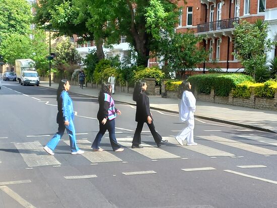 Auch gingen 4 Frauen aus Mexico über den berühmten Zebrastreifen. Erst später auf meinem Foto fiel mir auf, dass sie wirklich Kleider in den Farben der Beatles (in der richtigen Reihenfolge) trugen. Auch ging die 3. Dame barfuß, genau wie Paul Mc Cartney damals. Was für ein verrückter Ort so ein Zebrastreifen doch werden kann, wenn vier Junge Männer keine andere Idee für ein Plattencover haben, als über ihn zu laufen.