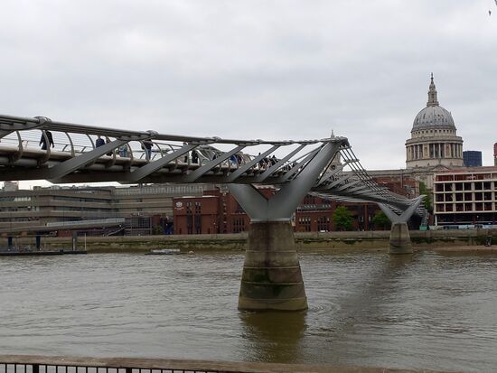 Für Harry Potter Fans auch ein Muss: Die Brücke vom (ich glaub) 5. Teil, die von Totessern zerstört wird.