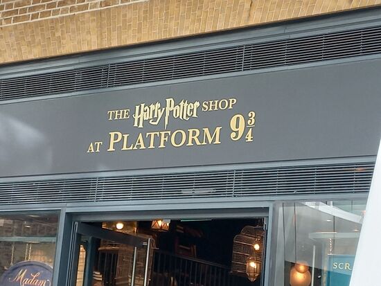 Natürlich mussten wir auch einen Stop bei King´s Cross machen und nach der Plattform 9 3/4 sehen.
Mein Sohn, der auch auf dieser Reise wieder Jongliervideos an interessanten Orten machen wollte stellte sich geduldig an, bis wir an die Reihe kamen, ein Foto mit dem Gepäckwagen von Harry Potte zu machen. Als er an der Reihe war, fragten wir die Mitarbeiter, ob er anstatt dessen davor jonglieren dürfe. Ich filmte ihn und die wartende Menge von Leuten, die auch noch ein Foto wollten, waren begeistert. So viel Applaus hatte er noch nie bekommen!