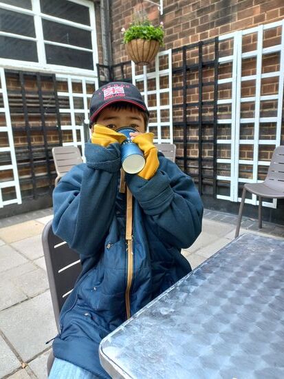 Wir hatten es so schön geplant, im Helter Skelter Café zu Frühstücken und wussten nicht, dass es innen keine Tische gibt. (Es ist sehr klein.) Also tranken wir einen Café davor - weil es Juni war und nur sonnig gemeldet - hatten wir nicht so viel Kleider mit. Ich gab meinem Sohn (Bild) dann meine Jacke und ich fror im T-Shirt. An dem Ab dem Abend war ich dann richtig krank. Leider sollte das auch ein paar Tage so bleiben. Trotzdem machte ich alle geplanten Aktivitäten mit. (auch wenn ich bei der Warner Bros. Studio Tour einmal brutal im Fiebertaumel über eine Absperrung stolperte)...