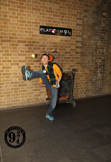 Jonglage an der Plattform 9 3/4 King´s Cross Station