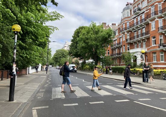 Hier ist noch mein Lieblingsfoto von unserem London-Urlaub - wir drei England-Reisenden auf der Abbey Road. Natürlich hat auch mein Sohn wieder ein kurzes Video gemacht, wie er jonglierend über die Abbey Road ging. Das Video hat auf seinem YouTube-Kanal in null komma nix tausende Views gehabt. 
https://youtube.com/shorts/v72Zw1qIfwQ?si=aiDZD5RExbD4P9eA