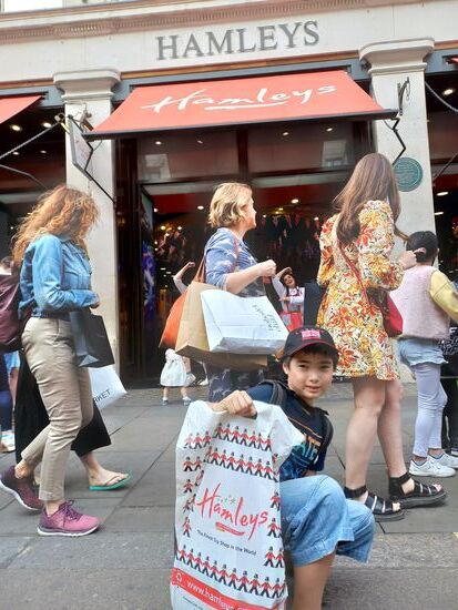 Eine Hamley´s Tüte mit Spielzeug muss jedes Kind mit nach Hause nehmen! Unsere war gefüllt mit London-style Playmobil-Figuren