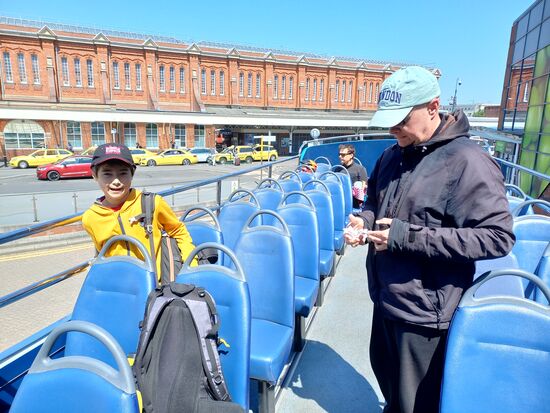 Wir kamen an der Bushaltestelle an und nahmen einen Bus, von dem man eine tolle Aussicht hat (: --- eigentlich hatte Tom auch geplant, dass wir mit diesem Bus auch später auf unserer Reise noch eine Fahrt entlang der Jurrassic Coast machen wollten, aber dazu kamen wir dann nicht mehr - und man braucht auch immer einen Grund, noch einmal zurück zu kommen.