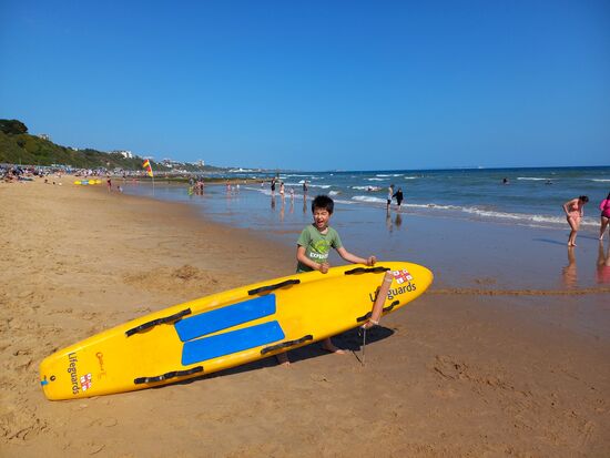 Der Strand in BOurnemouth ist einfach toll. Ich mag zwar lieber Meeresabschnitte ohne Sand, aber den konnten wir auf jeden Fall genießen. Auch lieh uns jemand aus Tom´s herzlicher Familie später Bodyboards, so dass wir ein paar Wellenn fangen konnten.