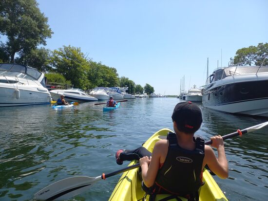 Für unserere Späteres Vorhaben übten wir auf dem Fluss Stour (zwischen Bournemouth und Christchurch) das Kayak-Fahren ein wenig. Es ist super, wenn man einen Freund an den Reisezielen hat, der eine nette Familie hat. Tom´s Bruder ist ein großer Kayak-Fan und nahm uns auf unsere Trainings-Tour und unsere eigentliche Tour mit.