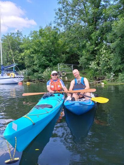Eigentlich sollte uns die Tour  auf unsere eigentliche Kayak-Tour vorbereiten, damit da nichts schlimmes passiert. Allerdings gab es auf dem Fluß auch einige Boote (anders als später im Meer) und einmal fiel Tom mit seinem Kayak um. Er hatte sein iPhone in einer wasserdichten Hülle, aber leider war danach die Wasserdichte Hülle weg. Es war ein ganz schönes Drama. Er war aber trotz des Frustes guter Dinge und konnte schon bald wieder unsere Erlebnisse genießen.