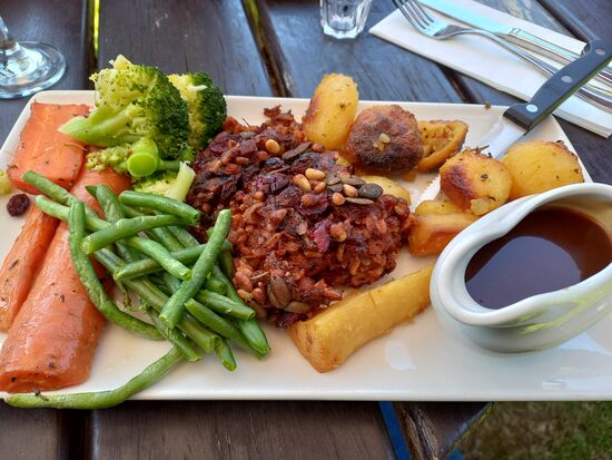 Also wir noch in London waren hatte ich immer Witze gemacht, dass wir da so richtig viel gut Asiatisch essen müssten, weil ich danach nichts mehr kriegen würde. Als Vegetarier dachte ich es würde mir schwer fallen gutes Essen in Pubs auf dem Land zu bekommen. In Deutschland finde ich jedenfalls, dass es sehr schwierig ist. Mittlerweile gibt es zwar auch in fränkischen Restaurants vegetarische Optionen, aber das sind meistens die selben Gerichte... In England war ich aber sehr positiv überrascht, von der Auswahl an vegetarischen Gerichten auch in ländlichen Gegenden. Ausserdem war ich überrascht davon, wieviel Bier getrunken wird...