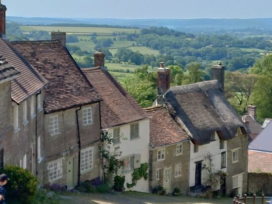 Shaftesbury Alley - ist ein bekanntes Foto, das gerne für England verwendet wird. Ich bin neulich mal auf eine English Folk CD aufmerksam geworden, mit einem Cover, das genau so aussah wie mein Foto hier. Mein Sohn machte natürlich eines seiner Jongliervideos vor dem Hintergrund - was hart ist, denn wenn ein Ball runterfällt, rollt er die ganze Gasse hinunter (: