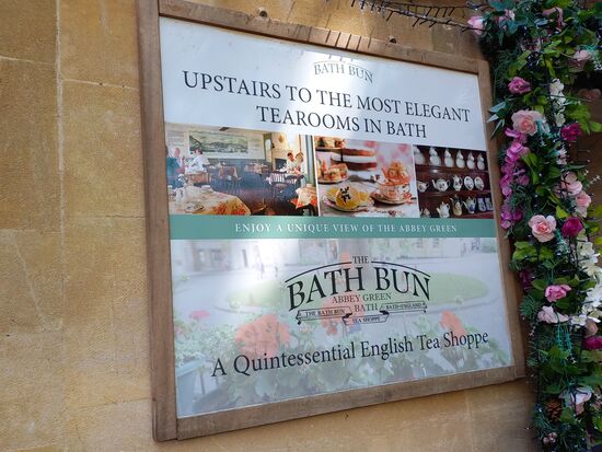 Dann kamen wir also nach Bath - was man auf jeden Fall in Bath probieren muß, sind die Bath Buns - es gibt zwei berühmte Cafe´s - eines davon ist sogar eine Art Museum, wo man die Bath Buns essen MUSS! Dazu natürlich einen "Englisch" Breakfast Tea aus den Teefeldern Englands und Sri Lankas (Man verzeihe mir die Spitzen!)