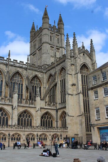 Wir genossen die Musik von einem Musiker auf dem Kirchplatz vor dem Römischen Bad.