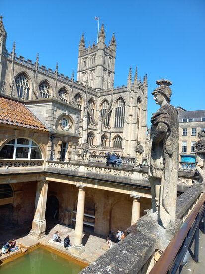 Blick vom römischen Bad auf die Kirche