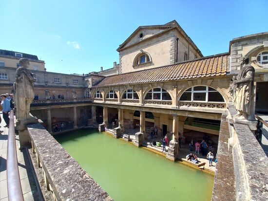 Im Jahr 70 n.Chr. wurde das römische Bad als Badeort und als Ort des sozialen Austauschs gebaut. Bis heute ist es ziemlich gut erhalten und es fülle noch jeden tag 1,170,000 Liter of heißes Quellwasser (46°C) die Becken.