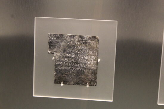 Ganz besonders witzig/verstörend sind die kleinen Fluchtäfelchen, die im römischen Museum zu finden sind. Von so etwas hatte ich noch nie gehört... Den Leuten die mir etwas getan haben wünsche ich schlimme Qualen und beauftrage die Göttin Sulis Minerva damit... mach ich jetzt auch... 
Einige wünschen ihren Feinden den Tod und einige haben noch kreativere Ideen...