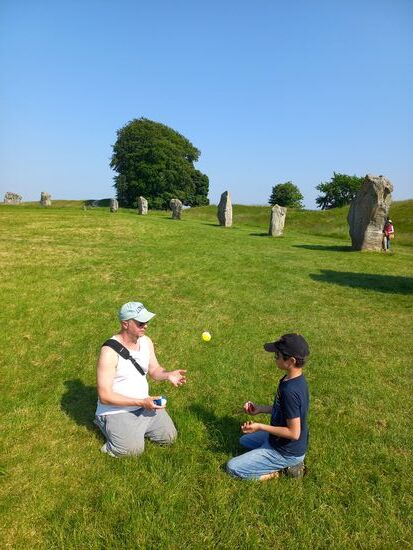Mein Sohn nutzte die Gelegenheit nicht nur für ein paar seiner Jongliervideos, sondern auch, um Tom das Jonglieren beizubringen. Dieser fing später wirklich an, das ernsthafter zu üben.