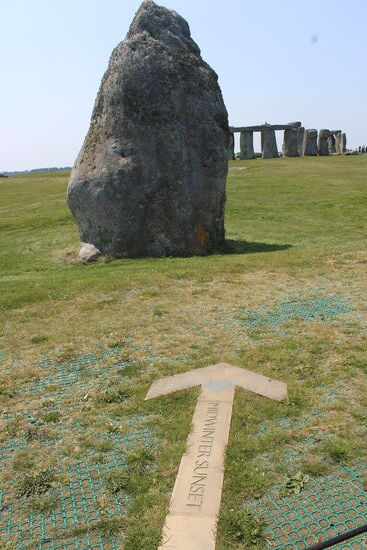 Stonehenge ist auf den Sonnenaufgang von Sommersonnenwende und auf den Sonnenuntergang der Wintersonnenwende ausgerichtet. Es wäre bestimmt ein Erlebnis genau am richtigen Tag zur richtigen Zeit hier zu sein und das Spektakel zu sehen.