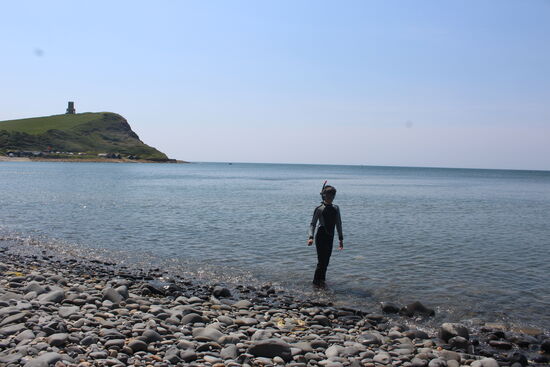 Kimmeridge Bay war ein ganz besonders schöner Ort. Schon wenn man sich nähert steht da, dass man an den Küstenfelsen nicht hämmern darf, um nach Fossilien zu suchen. Das Wasser ist sehr klar und man kann wunderbar schnorcheln. Allerdings sieht man weniger Fische, aber tolle, verschiedenste Wasserpflanzen.