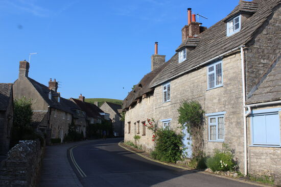 Durch das idyllische Dorf Corfe zu gehen ist auf jeden Fall eine angenehmer Spaziergang.