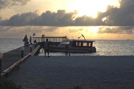 Morgens wird der Strand gefegt