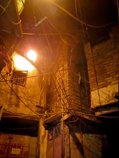 vor meinem Hostel  kein Wunder, dass der Strom so oft ausfaellt