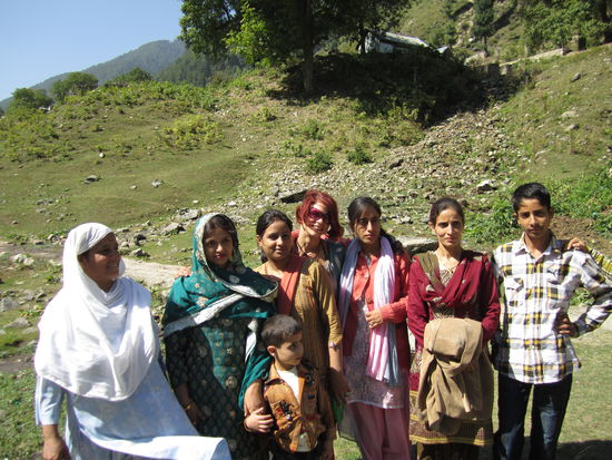 tja, EuropaerInnen werden gerne beobachtet, die gesamte Familie hat es sehr spannend gefunden, wie ich mir meine fuesse eincreme