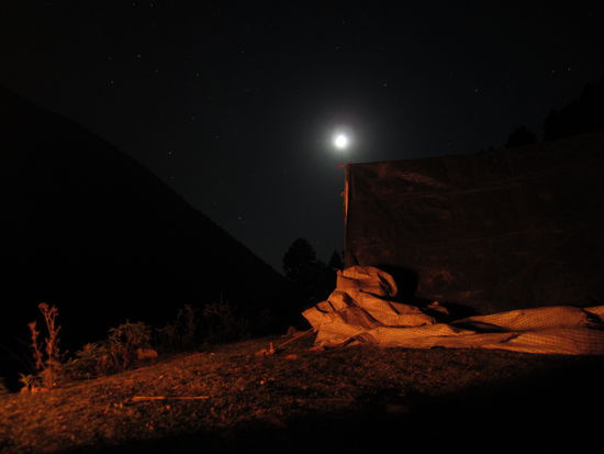 nachts mit Lagerfeuer und nem sehr schoenen Mond! Das Tal war so end, dass man ihm beim Wander echt zuschaun hat koennen