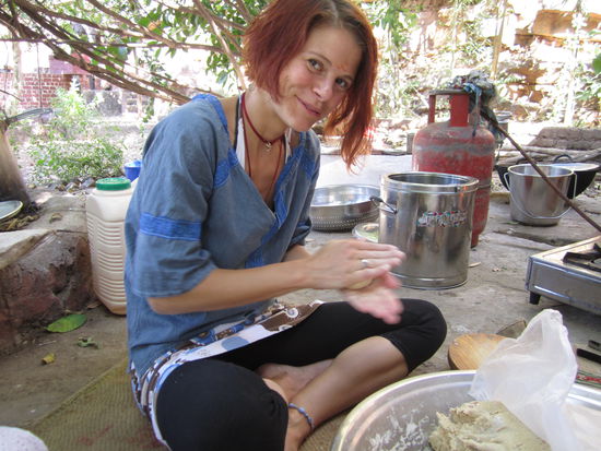 ich wurde wirklich eine gute Chapatti-Köchin  ... und ich lernte ... Karmayoga auch ohne Anleitung ... to push to hard, doesn't mean you get it roud and fast!