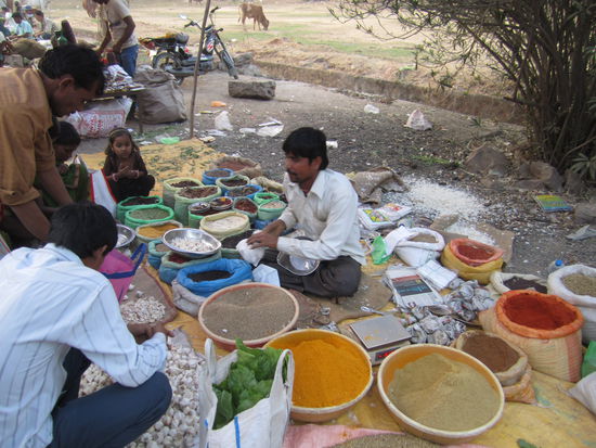 Mittwochsmarkt ... wegen dem sind am Mittwoch auch immer die Englischstunden ausgefallen, die Kids mussten für den Ashram einkaufen ...