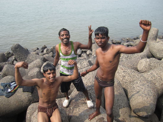 meine Beachboys ... mit denen hab ich ein paar Stunden verbracht, wurde eingeladen und beim Weitergehen wurde mir auch noch das Haus gezeigt ... eine Parzelle mit Zeugs auf nem Parkplatz, die Frau verkauft 2 Straßen weiter ... so viel Großzügigkeit von Menschen die fast nichts besitzen ... DANKE!