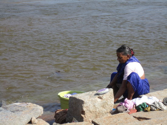 ich frage mich, wie die ihre Wäsche sauber bekommen, bei mir war das Wasser beim Ausspülen, egal wo in Indien, kaum klar 