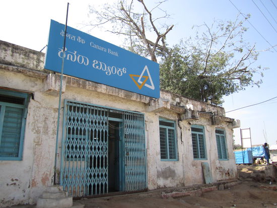 Die Bank ... egal was man euch sagt, es gibt einen Bankomaten in Hampi ...