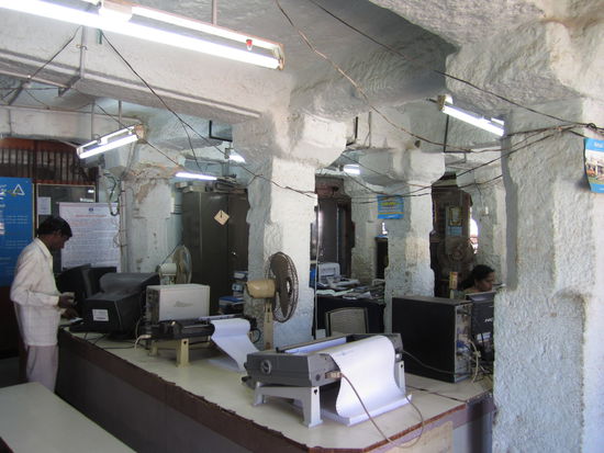 ... im Inneren der Bank ... Problem: er ist schnell leer und  nach 2 Stunden warten und dem Versuch der Angestellten, die Software hinzubekommen, musste ich erst in die nächste Ortschaft 