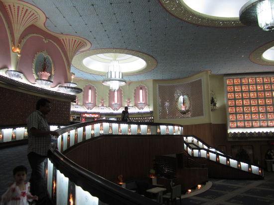 Die Kinoeingangshalle ...