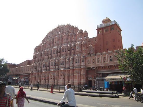 von da aus durften die Frauen, die nicht auf die Straße durften, das Leben unten beobachten 