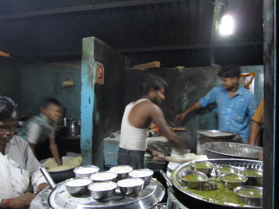 die ersten Inder, die ich seh, die schnell arbeiten  ... lecker wars noch dazu!!!!