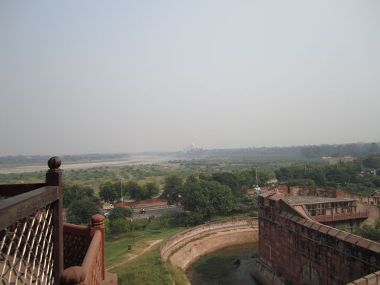 das Taj im Hintergrund ... umhüllt von dem Dunst der so schön glüht ...