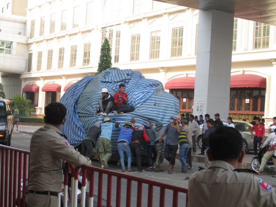  ... ja die kleine Tochter Indiens ... klein und doch alles so groß!!! ... bereits an der Grenze 